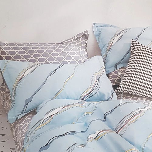 Delikatna pościel satynowa błękitna