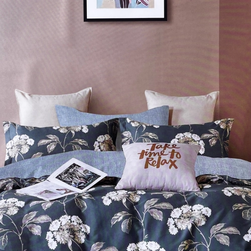 Pościel o satynowym wykończeniu w kolorze granatu na białym tle